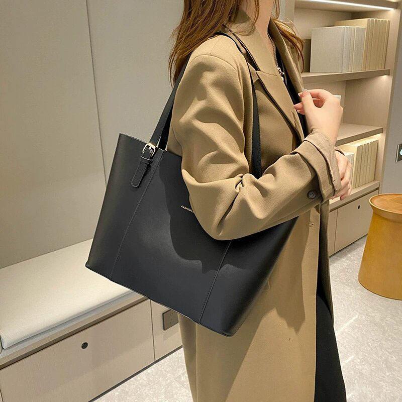 How to Match the Color of Your Handbag With an Outfit